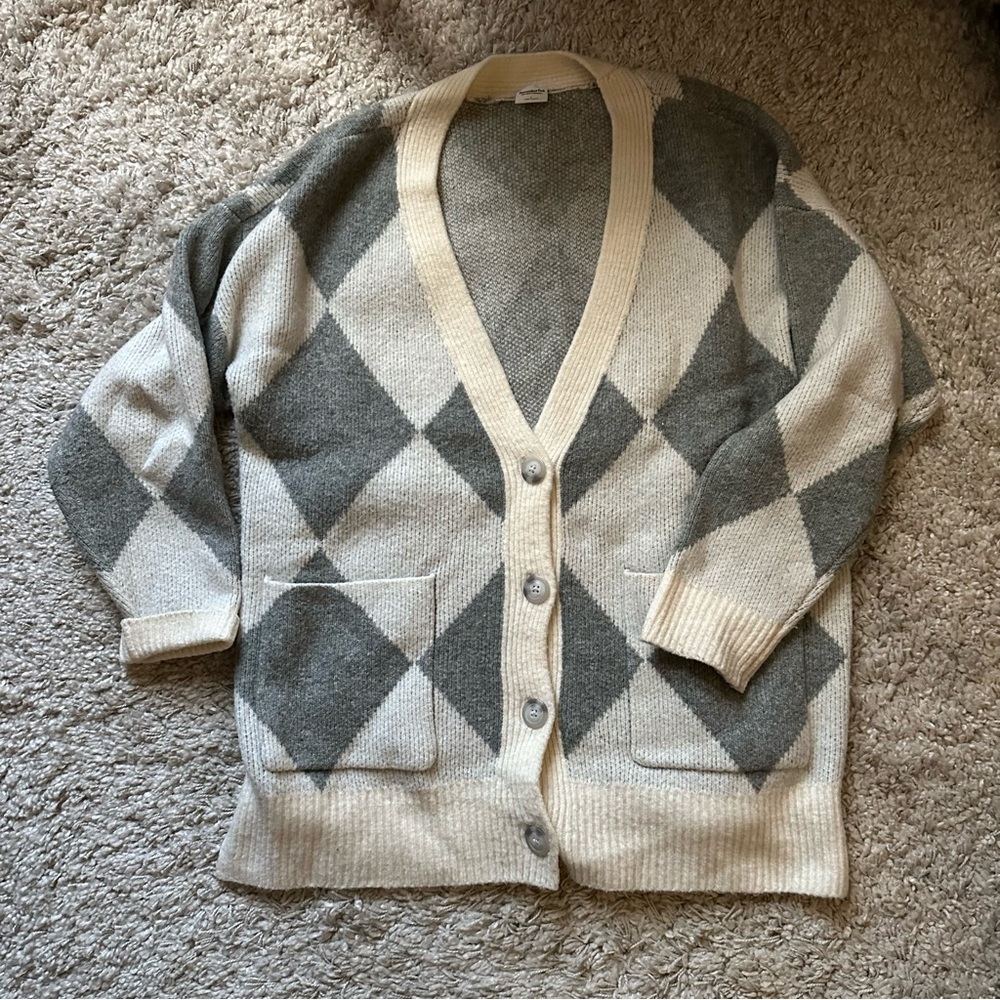 abercrombie gray and white diamond cardigan
